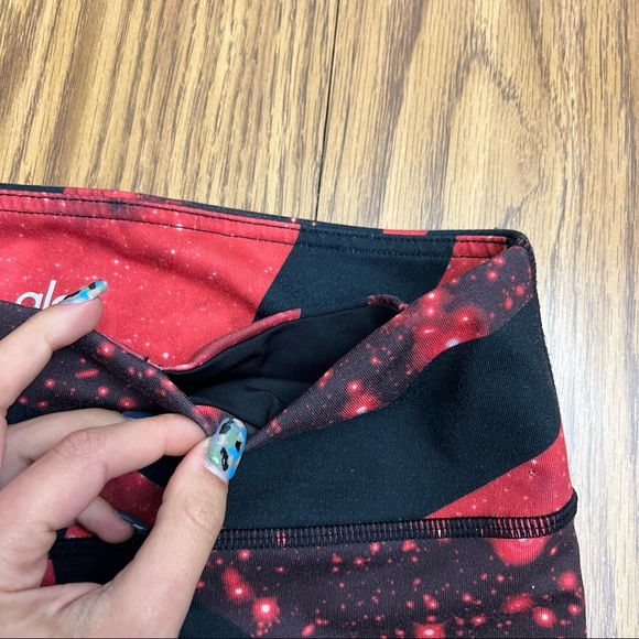 NEW alo Yoga Airbrush Legging in Volcano Space - Picture 5 of 12